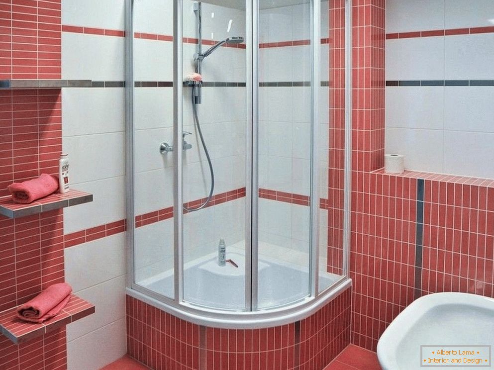 Sprchová kabína v bielej a ružovej kúpeľni