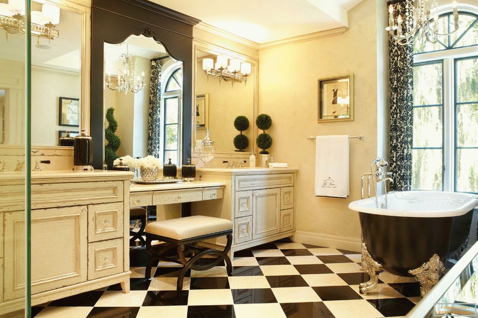 Šachová podlaha v kúpeľni v klasickom štýle