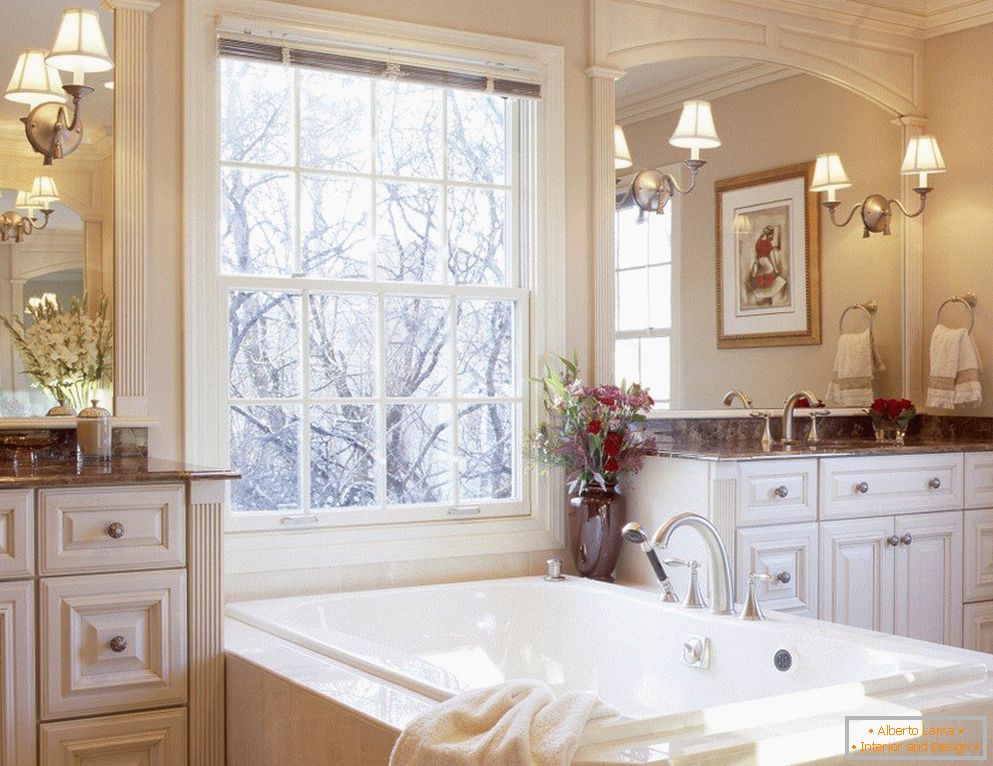 Interiér v klasickom štýle s kúpeľňou pri okne
