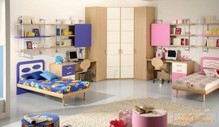 Detská izba je vyzdobená v modrej a ružovej farbe. Ideálny dizajn izieb pre dievča a chlapca.