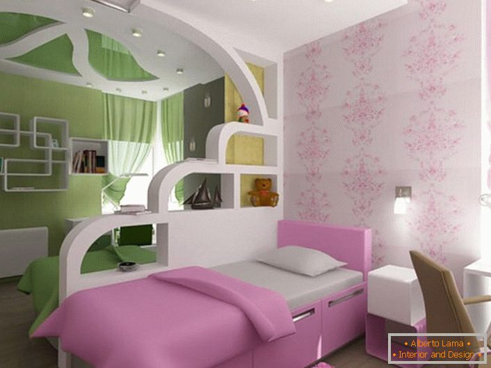 Detská izba pre brata a sestru je rozdelená na dve zóny pomocou dekoratívnej steny zo sadrokartónu. 