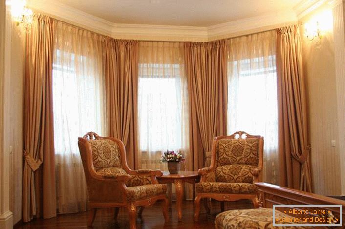 Dizajnové záclony pre priestrannú obývaciu izbu s klasickým štýlom v zátoke.