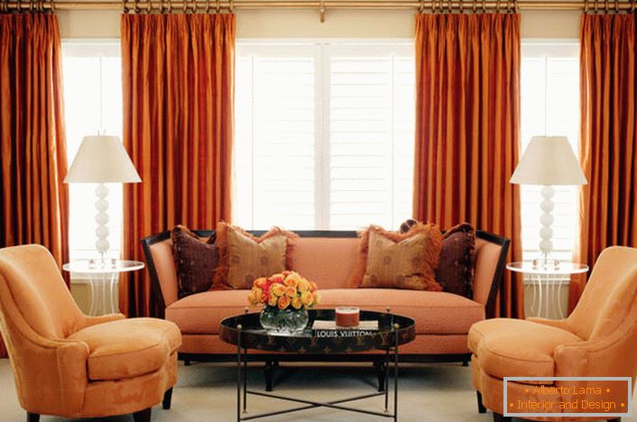 Príkladom ideálnej kombinácie priesvitných rímskych záclon a ťažkých gobelínových záclon pod farbou interiéru obývacej izby a nábytku.