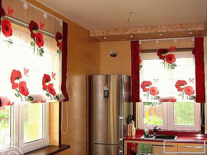 Veselá kuchyňa s priesvitnými závesmi s jasne červenými kvetmi.