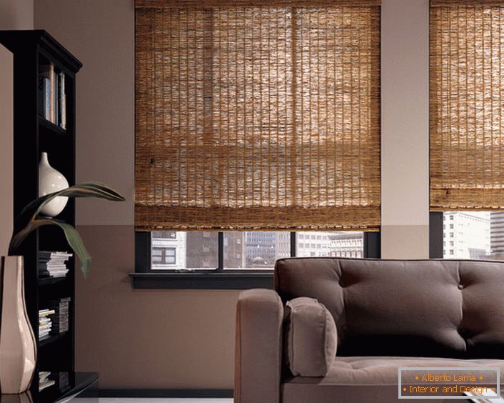 Zdvíhacie závesy z bambusu - neštandardná verzia interiéru modernej priestrannej obývacej izby alebo kancelárie.