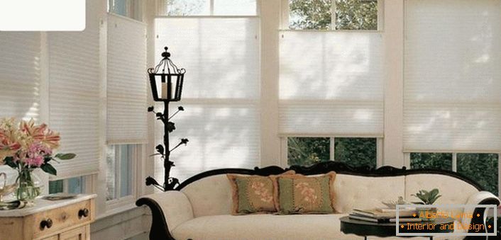 Moderné jednofarebné, vzduchové clony - plisované nepreťažujú rafinovanú atmosféru obývacej izby starého vidieckeho domu. 