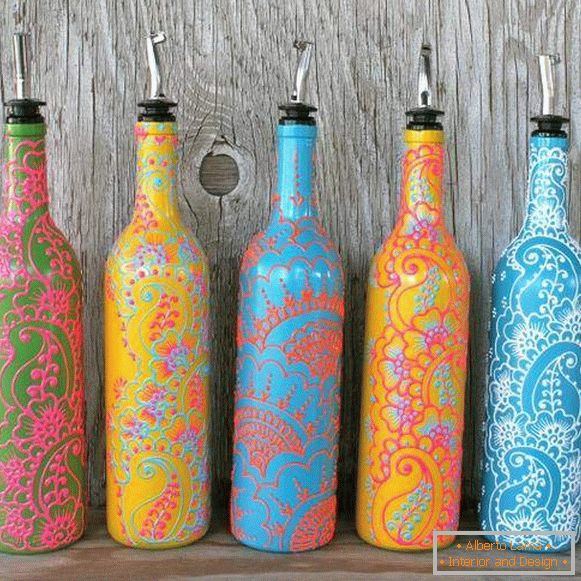 Vázy zo sklenených fliaš rukou ručne maľované