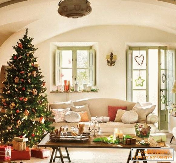 Vianočný stromček s domácim dekorom