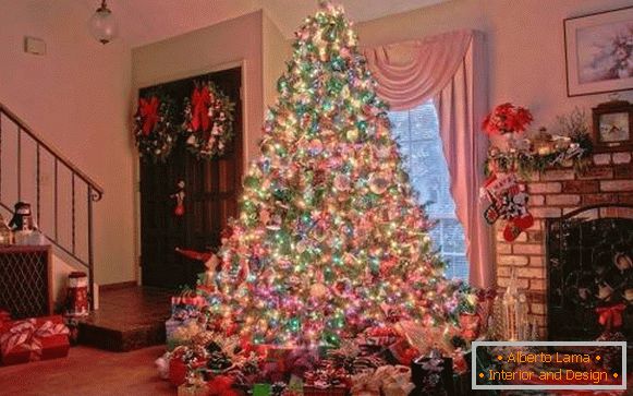 Veľký krásny vianočný stromček