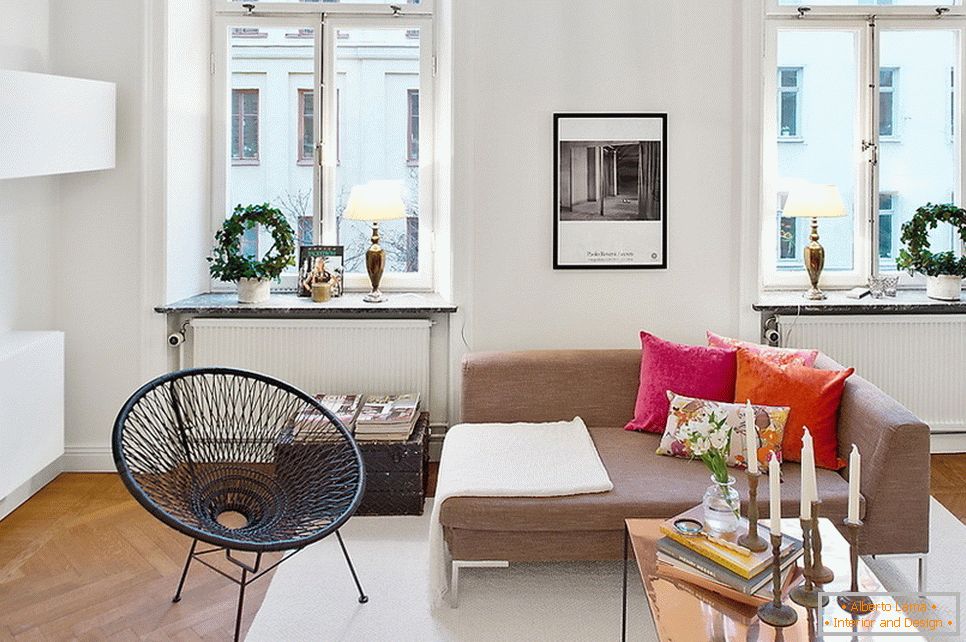 Interiér obývacej izby v štýle škandinávskeho dizajnu