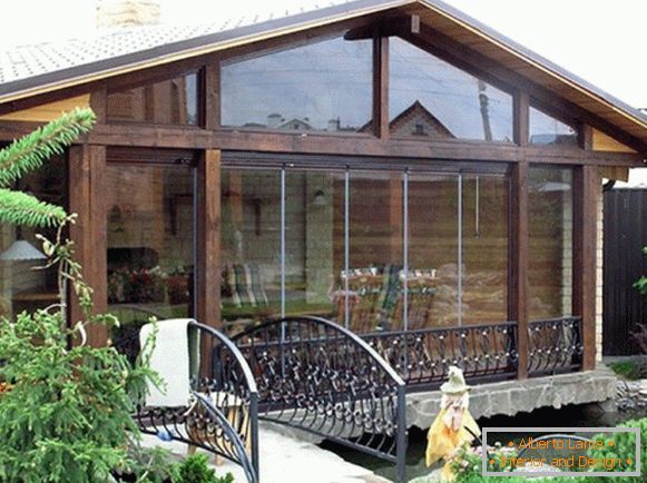 Drevená veranda pripevnená k domu фото 1