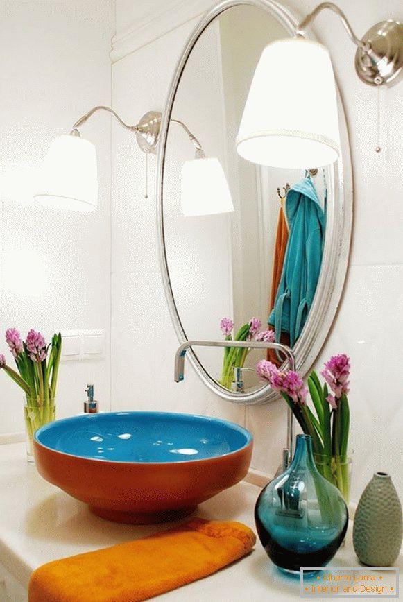 Vôňa hyacintov zapĺňa kúpeľňu s príjemnou vôňou
