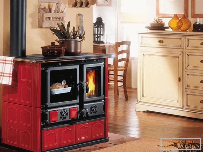 Krb v červenej a čiernej farbe je dekoráciou kuchyne v štýle Provence.