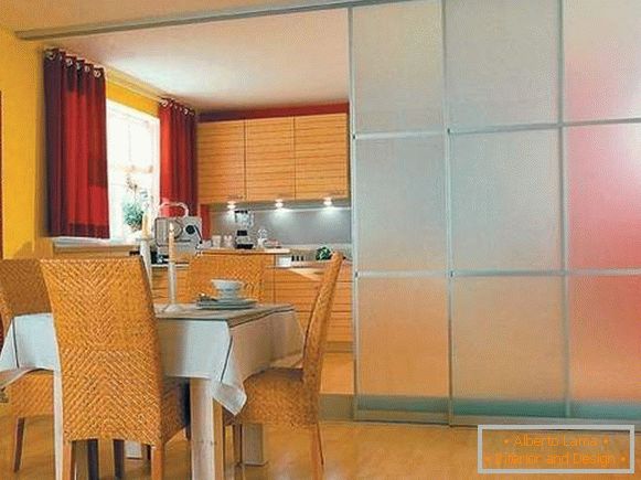 Posuvné dvere do kuchyne so sklenenou priehradkou v interiéri