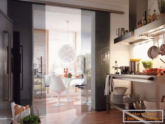 Čierne kuchynské dvere zo skla - dvere priestoru v kuchyni