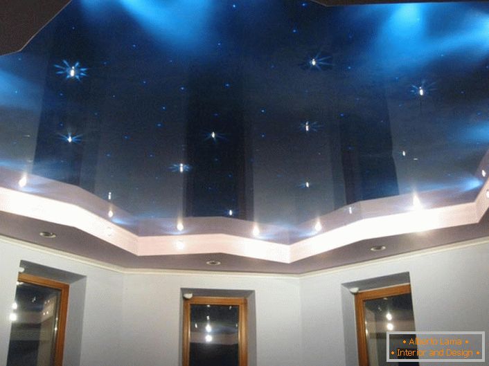 Stretch strop s imitáciou hviezdnej oblohy - kreatívne dizajnové riešenie pre návrh spálne alebo detskej izby.