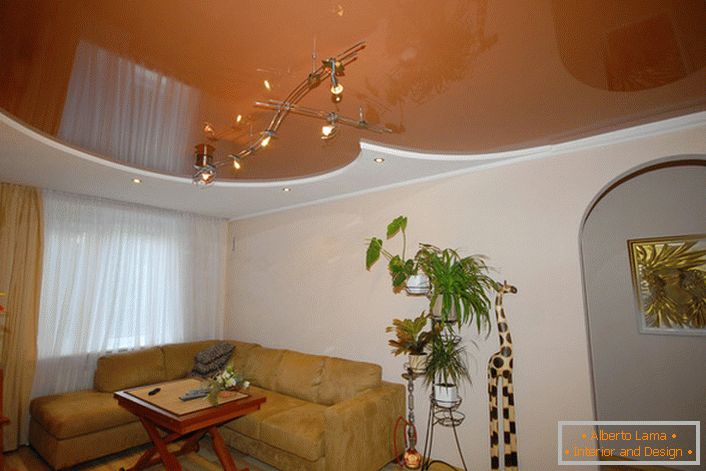 Skromný a nekomplikovaný dizajn strečového stropu vyzerá skvele v interiéri izby pre hostí.