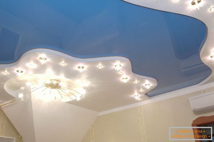 Klasická kombinácia modrej a bielej v dizajne strechových stropov.