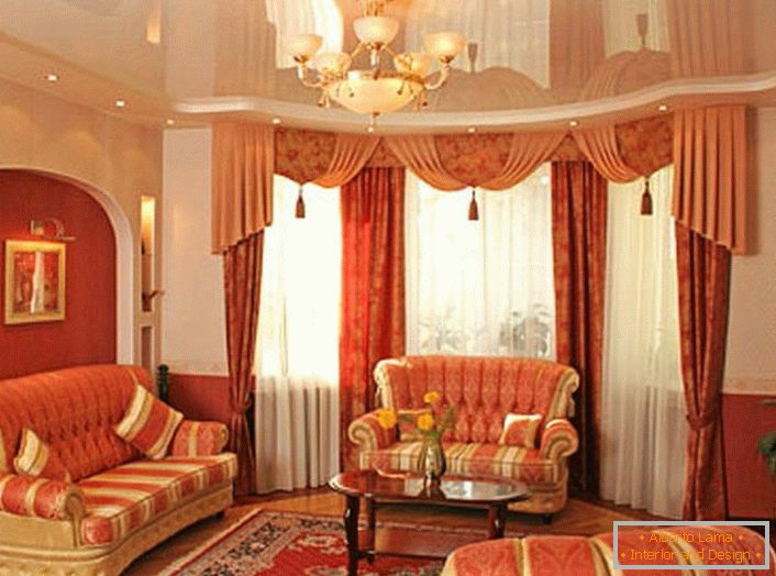 Luxusná obývacia izba s strešnými stropmi. Skvelý príklad správne zvoleného osvetlenia.