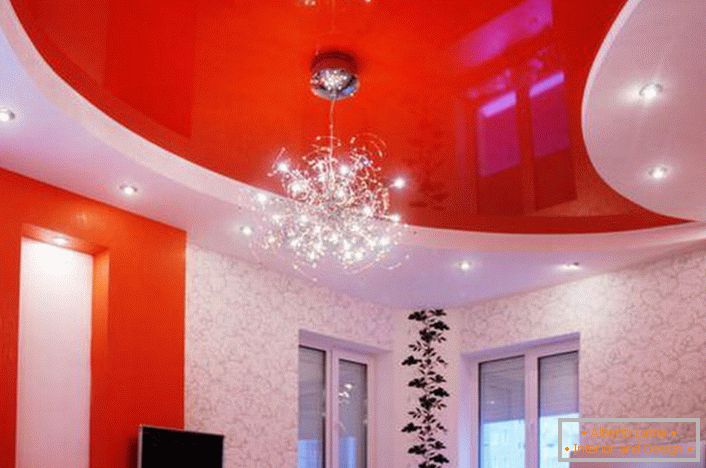 Ušľachtilý červený farebný strečový strop bezproblémovo zapadá do celkového konceptu štýlu.