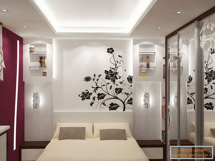Spálňa je malý námestie v bielej farbe s strešným stropom.