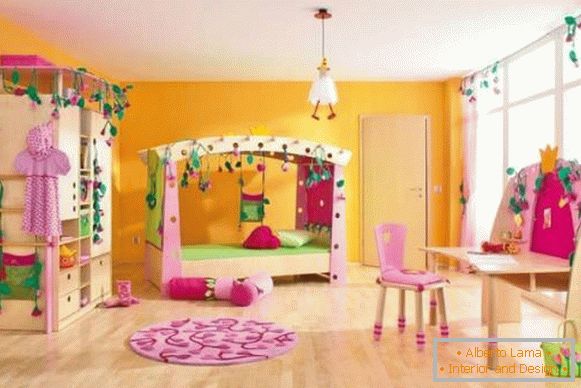 Moderná tapeta pre detskú izbu pre dievčatá - fotka v interiéri