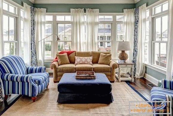 Rôzne vzory a farby záclon v obývacej izbe