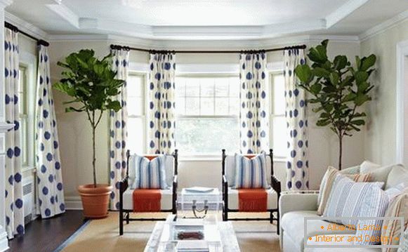 Biele záclony s modrým vzorom v obývacej izbe