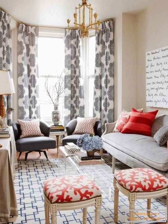 Krásny vzor na záclony v obývacej izbe