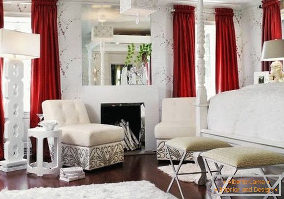 Biela obývacia izba s červenými závesmi