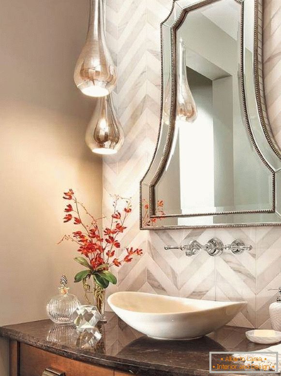 Klasické zrkadlo nad umývadlom v kúpeľni