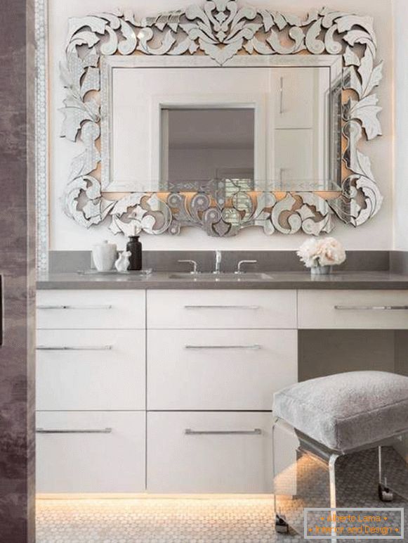 Dekoratívne zrkadlo v fotografickom dizajne kúpeľne
