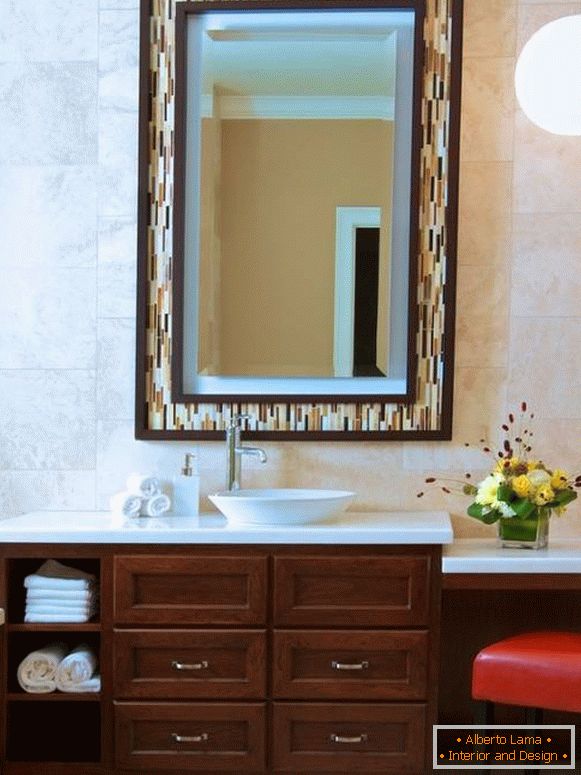 Moderné zrkadlo v rámčeku kúpeľne