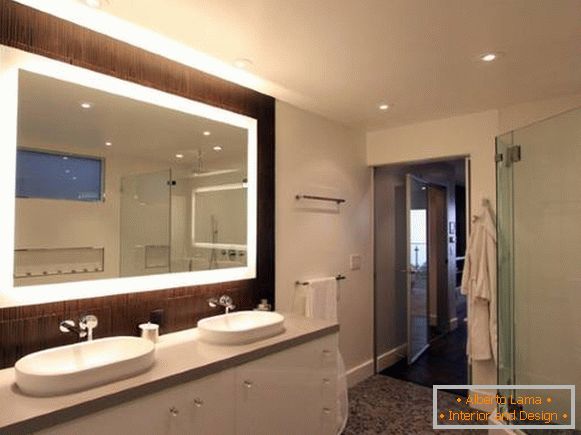 Obdĺžnikové zrkadlo s osvetlením v kúpeľni