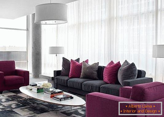 Moderná obývacia izba s purpurovým prízvukom
