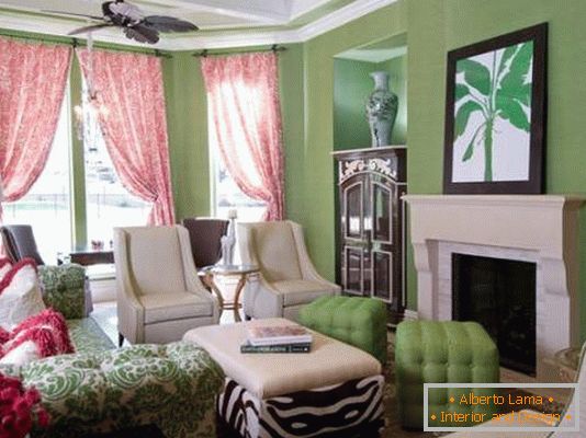 Obývacia izba v zelenej a ružovej farbe