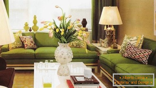 Svetlá a farebná obývacia izba