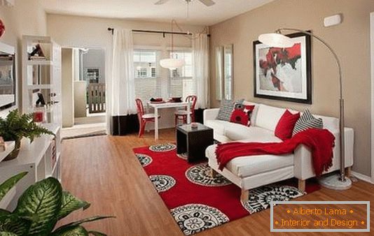Moderná obývacia izba v červenej farbe