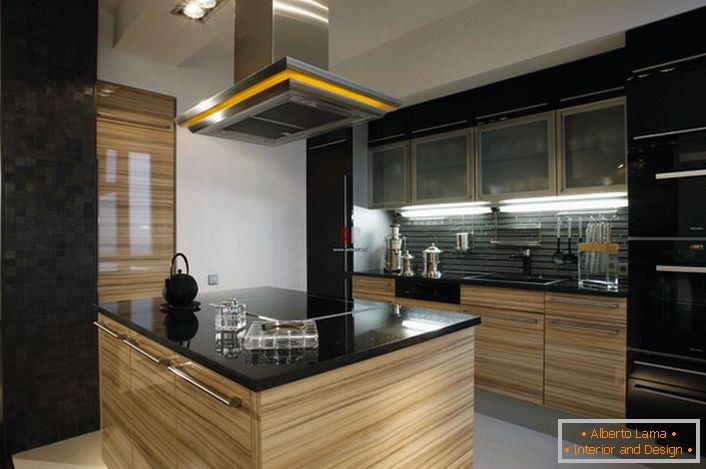 Kuchyne v štýle minimalizmu sú atraktívne pri správnom plánovaní. Charakteristickým znakom štýlu je umiestnenie pracovnej plochy kuchyne v strede miestnosti.
