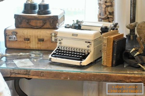 Vintage štýl dekor: kufre, knihy, písací stroj