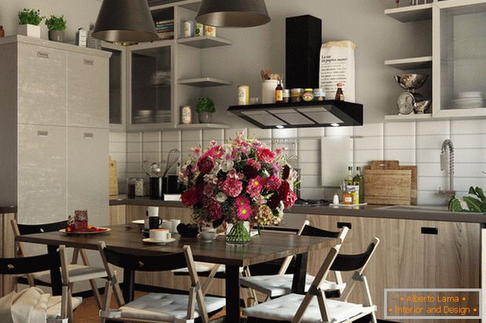 Kuchynský priestor je vyzdobený v eklektickom štýle. Jednoduchosť a skromnosť nábytku je doplnená kompozíciou z kvetov.