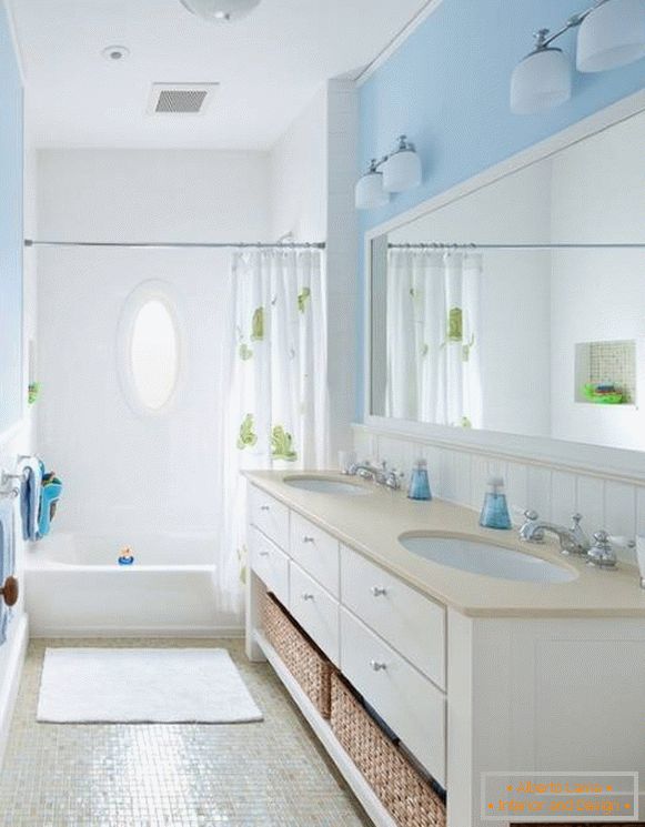 Malá kúpeľňa v modrej farbe
