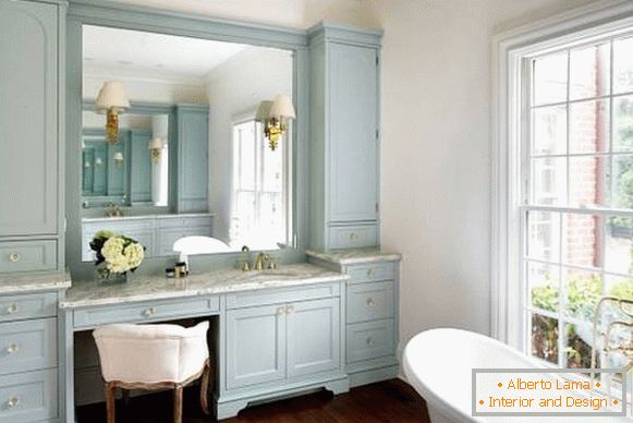 Interiér kúpeľne modrými tónmi 2016