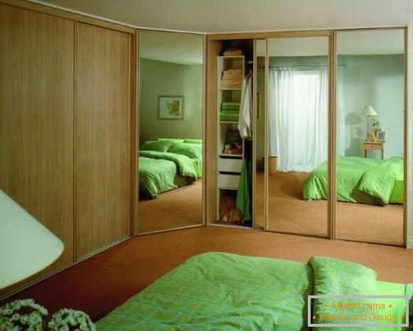 Rohová vstavaná skriňa v spálni so zrkadlovými dverami