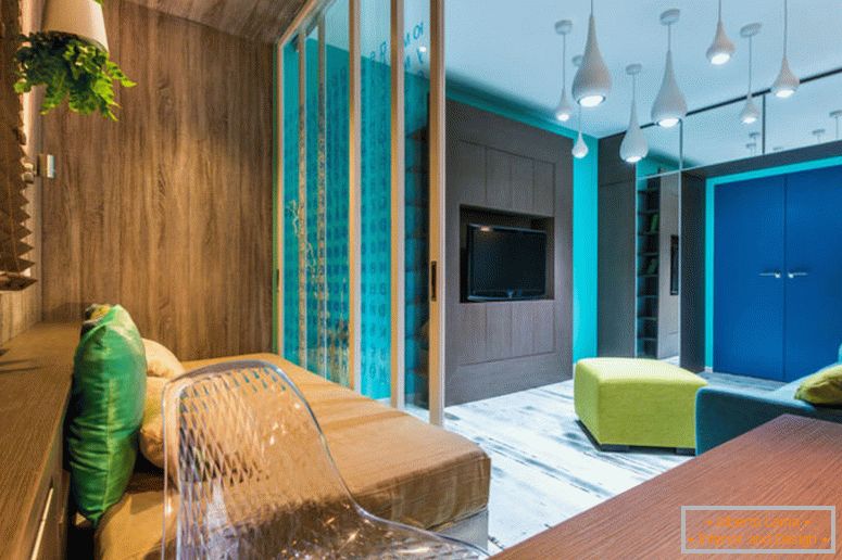 Interiérový dizajn obývacej izby s jasnými akcentmi