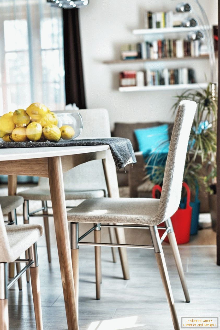 Interiérový dizajn jedálne, stôl s citrónmi