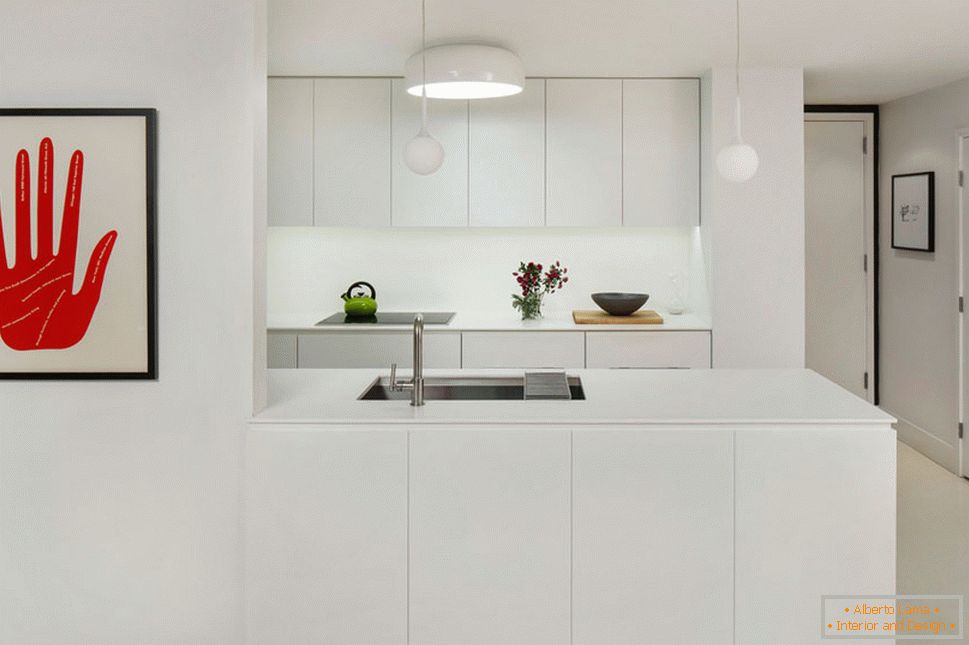 Kuchynský interiér v bielej farbe s jasnými škvrnami