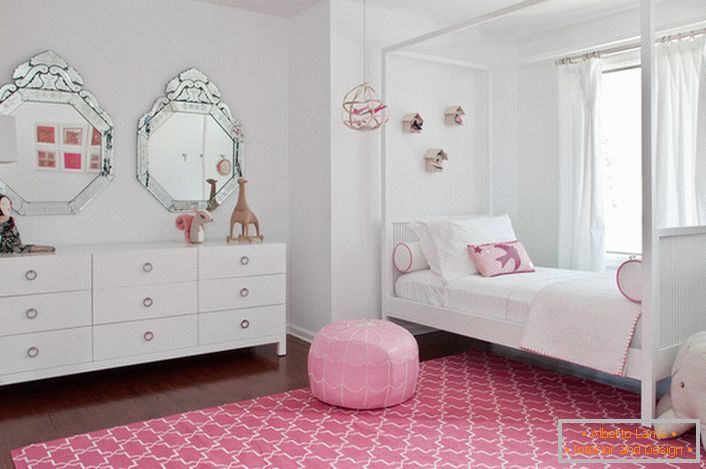 Klasická biela a ružová dekorácia miestnosti malého módy.