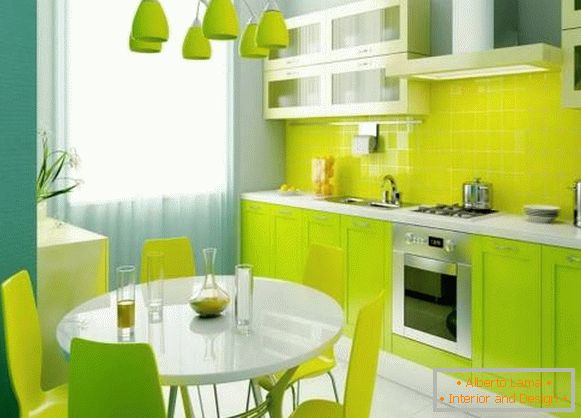 Krásna zelená kuchyňa v interiéri bytu