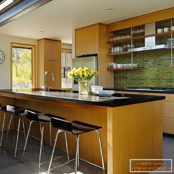 green-tile-drevo-nábytok-on-kuchyne